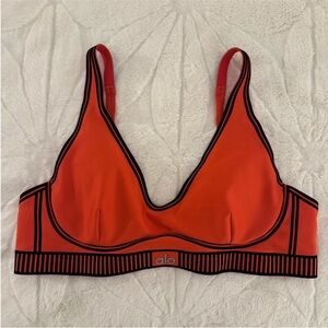 ALO Yoga Airlift Line Up Bra - Medium in Red Hot